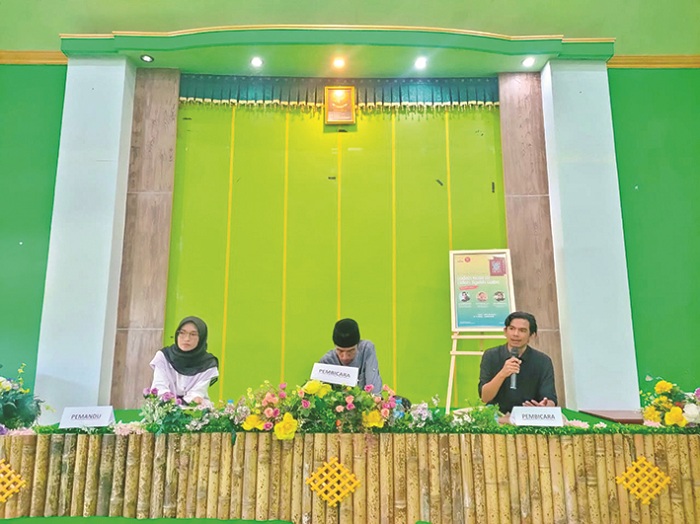 FOKUS: Dari kiri, pemandu acara Ina Herdiyana, pembicara A. Warits Rovi, dan penulis Royyan Julian membincangkan buku Ludah Nabi di Lidah Syekh Raba di MWCNU Gapura, Sabtu (12/4) sore.