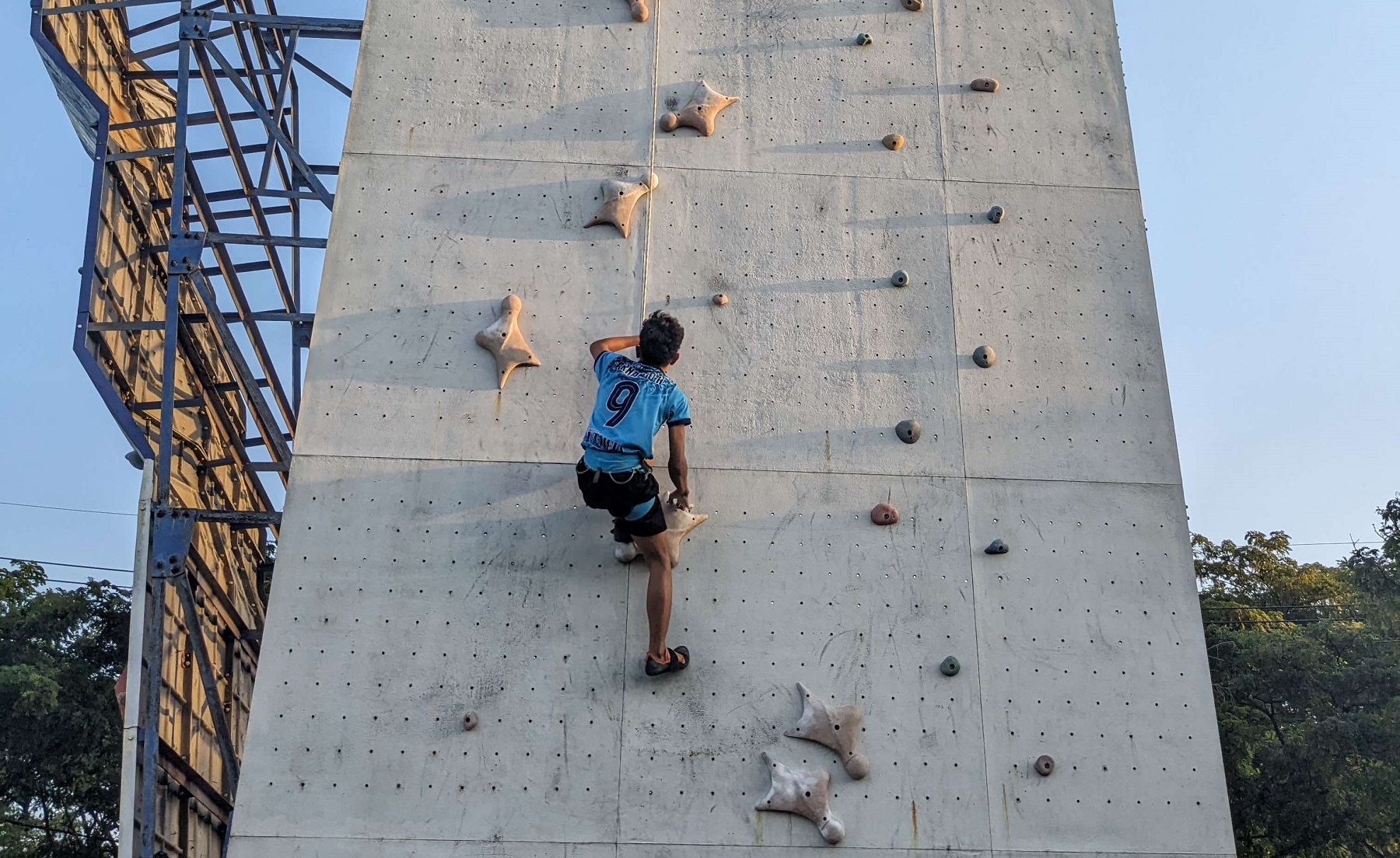 SEMANGAT: Atlet FPTI Sampang Fernando Herfiansyah saat latihan Speed World Record (WR) di Sampang Sport Center (SSC), Minggu (16/2). (FPTI UNTUK JPRM)