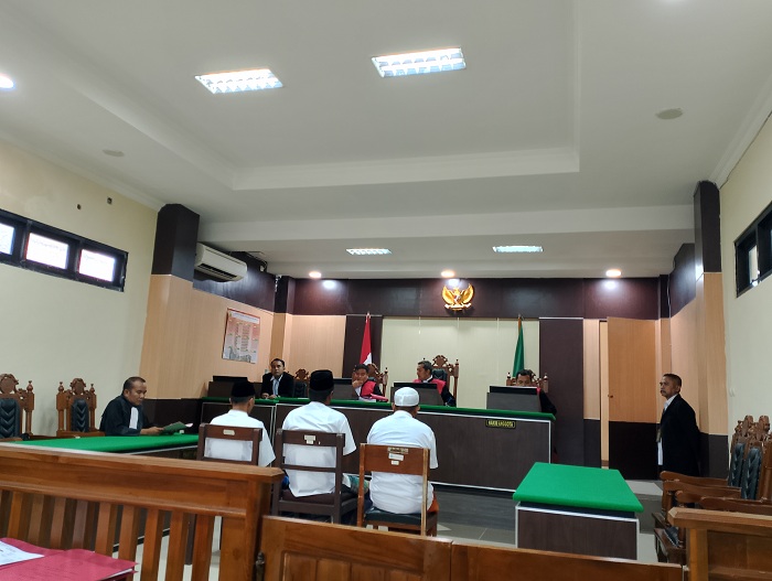 TERTIB: Tiga terdakwa pembunuhan Jimmy Sugito Putra mengikuti sidang di Pengadilan Negeri Sampang kemarin. (UBAIDILLAHIR RA&rsquo;IE/JPRM)