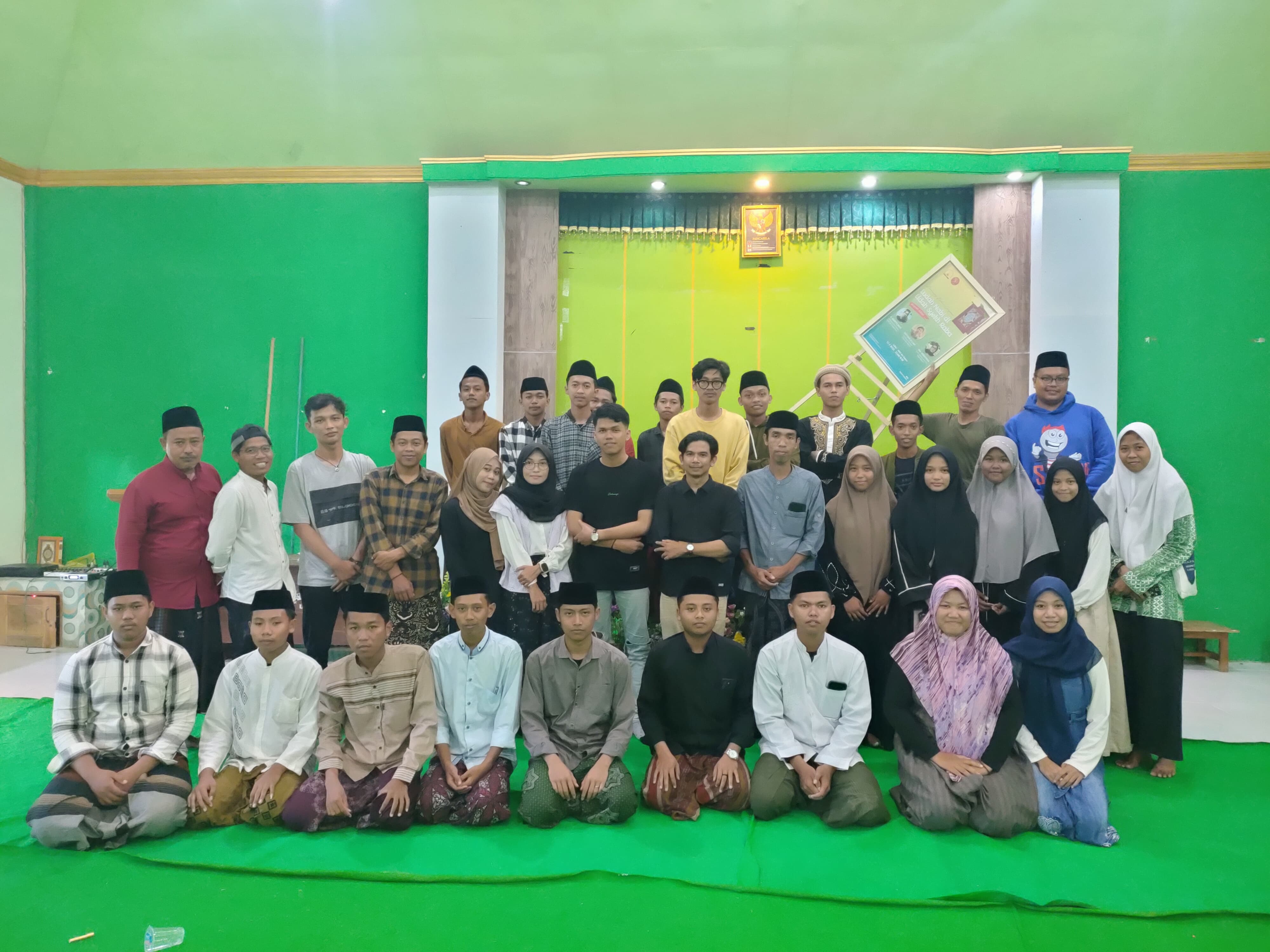 SEMANGAT LITERASI: Peserta berfoto bersama pembicara A. Warits Rovi dan penulis Royyan Julian seusai Bincang Buku Ludah Nabi di Lidah Syekh Raba di MWC NU Gapura, Sumenep, Sabtu (12/4).