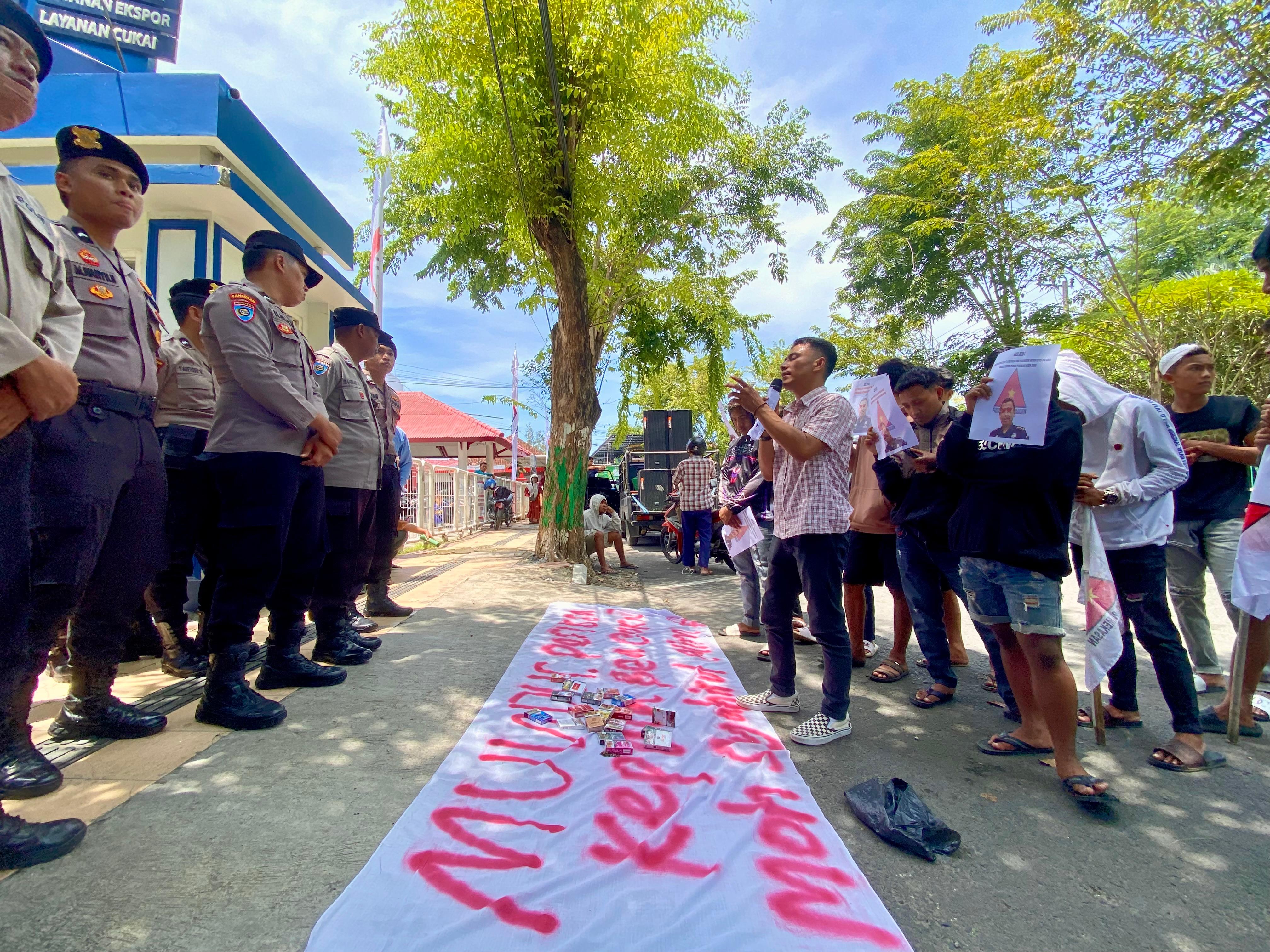 TEGAS: Ketua Forkot Pamekasan Samsul Arifin (pegang mik) saat berdemo di kantor Bea Cukai Madura, Kamis (20/3). (DOK/JPRM)