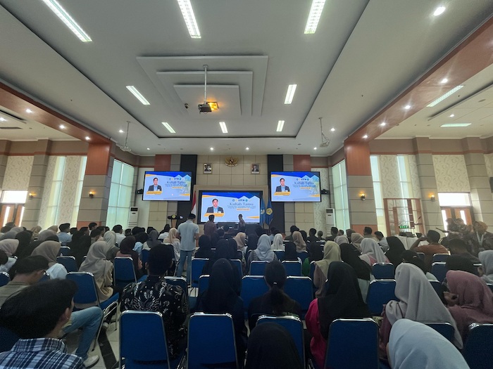 LANCAR: Mahasiswa Universitas Trunojoyo Madura (UTM) mengikuti kuliah tamu, Selasa (15/4). (ZEINAL ABIDIN/JPRM)