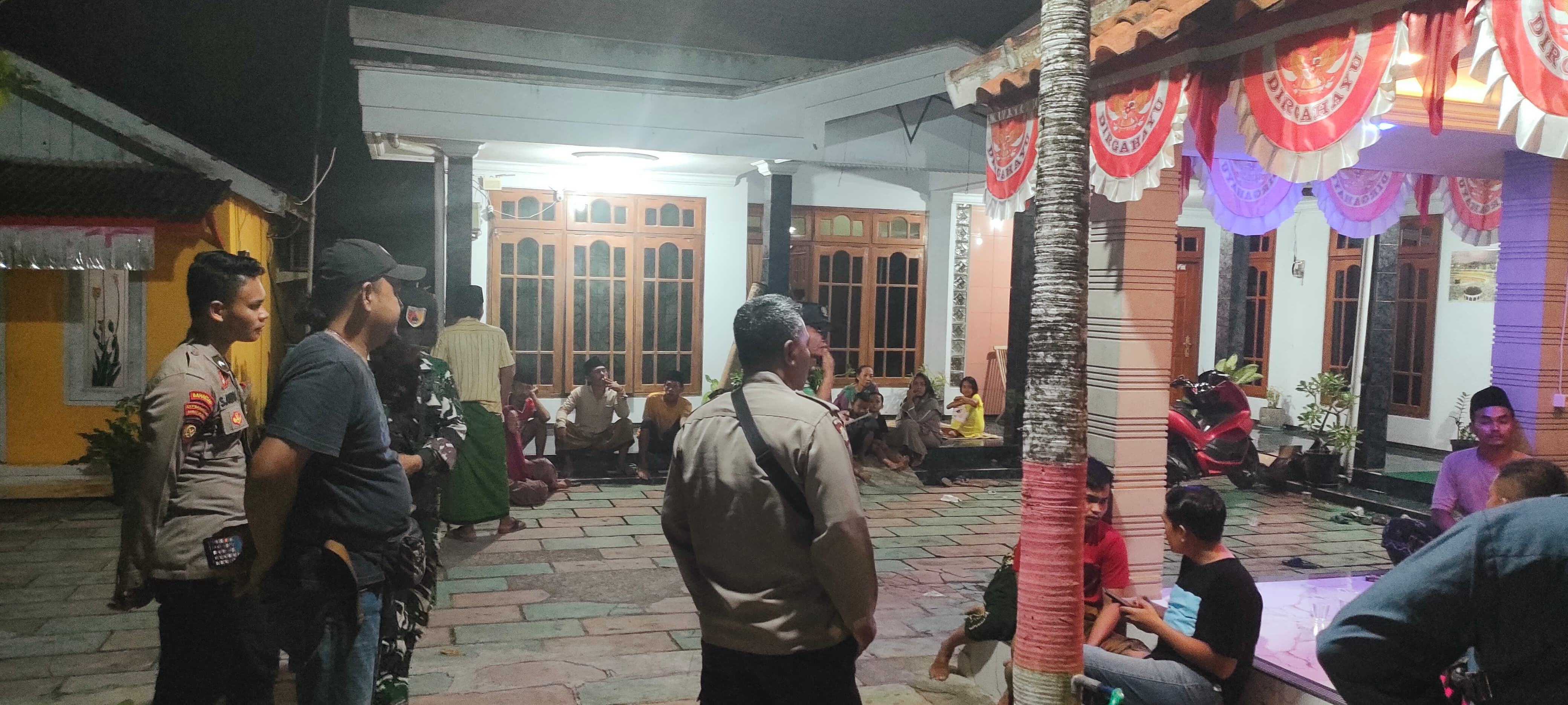 SUASANA GENTING: Anggota Polsek Konang mengamankan sebuah rumah di Desa Campor, Kecamatan Konang, Bangkalan, Jumat (11/4). (POLSEK KONANG UNTUK JPRM)