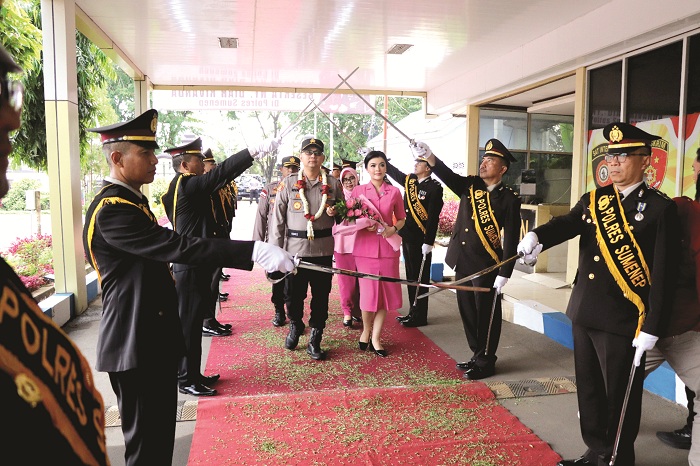 SAKRAL: Kapolres Sumenep AKBP Rivanda didampingi Ketua Bhayangkari Cabang Sumenep Ny Diah Rivanda disambut tradisi pedang pora di mapolres Selasa (15/4). (POLRES SUMENEP UNTUK JPRM)