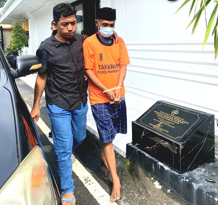 BAJU ORANYE: Tersangka penyalah guna narkoba digiring petugas menuju ruang tahanan Polres Pamekasan Selasa (15/4). (MOH. IQBAL AFGANI/JPRM)