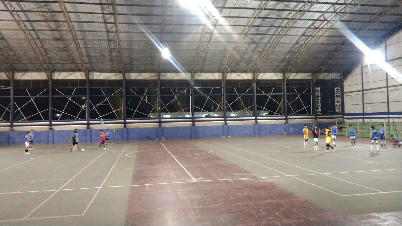 ANDALAN: Pemain Afkab Sampang diberi arahan sebelum bertanding melawan Afkab Pamekasan di GOR Indoor Sampang, Kamis (10/4). (AFKAB UNTUK JPRM)