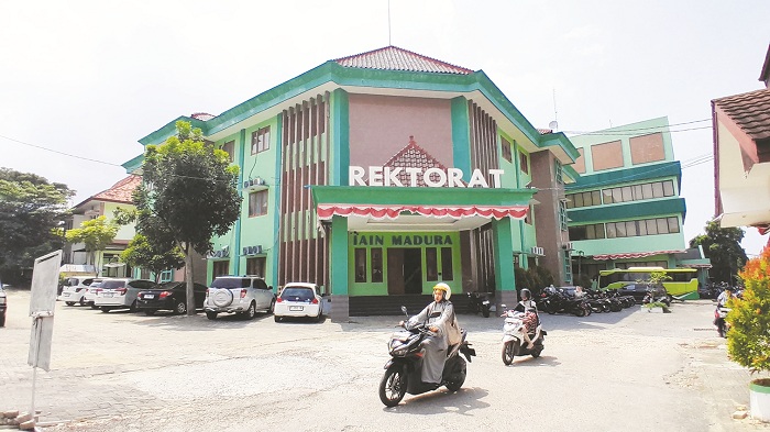 LENGANG: Mahasiswa melintas di depan kantor rektorat IAIN Madura Kamis (17/4). (M. KHOLIL RAMLI/JPRM)