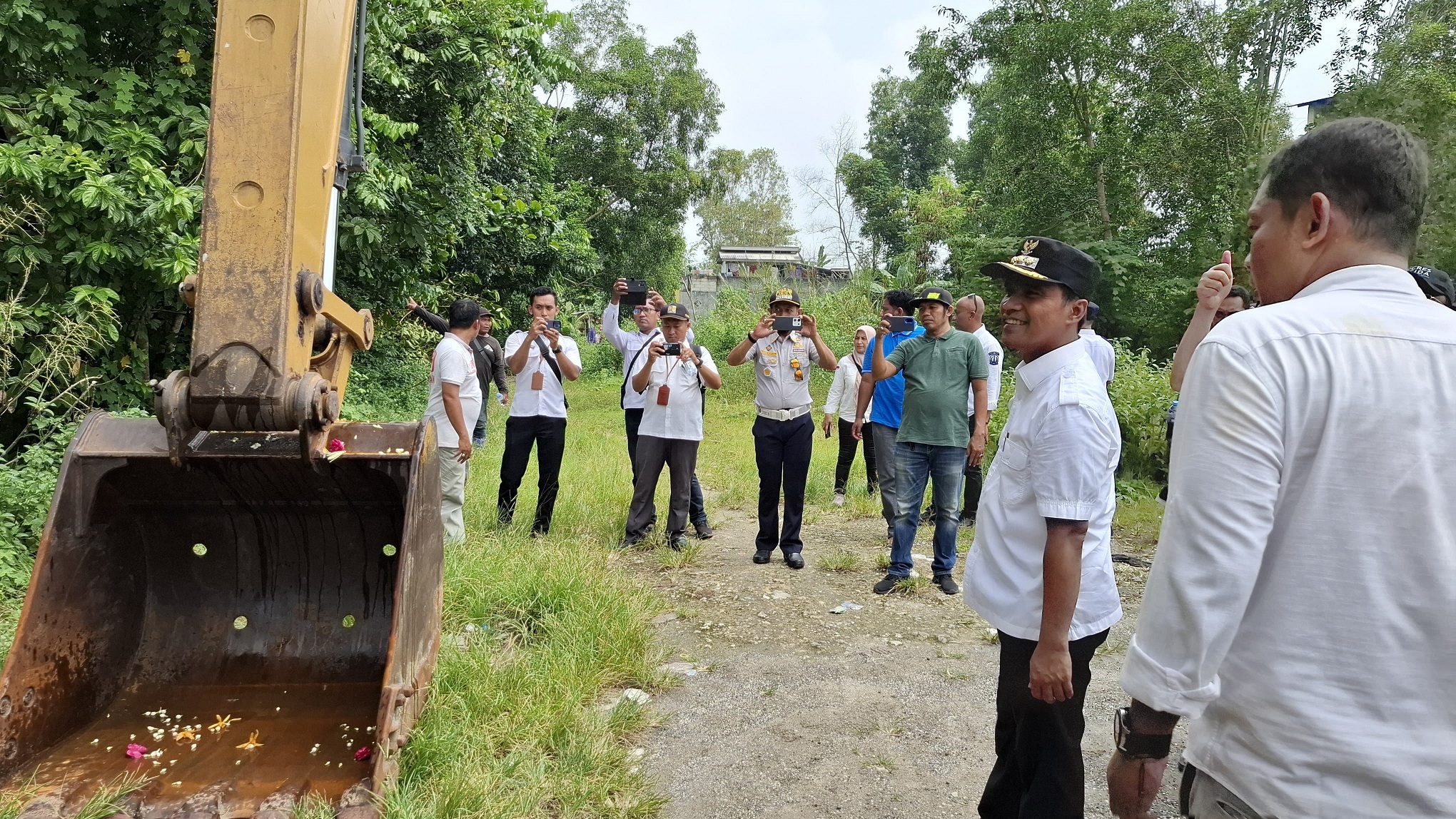 ANTISIPASI BANJIR: Bupati Bangkalan Lukman Hakim dan Wabup Moch. Fauzan Ja&rsquo;far bersama pejabat Pemprov Jatim mengontrol kegiatan normalisasi sungai di Kelurahan Tunjung, Kecamatan Burneh, kemarin.