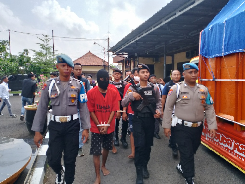 KORBAN PEMILIK: Tersangka sopir truk diamankan oleh Mochammad Fatoni di Mapolres Sampang, Kamis (10/4). (UBAIDILLAHIR RA&rsquo;IE/JPRM)