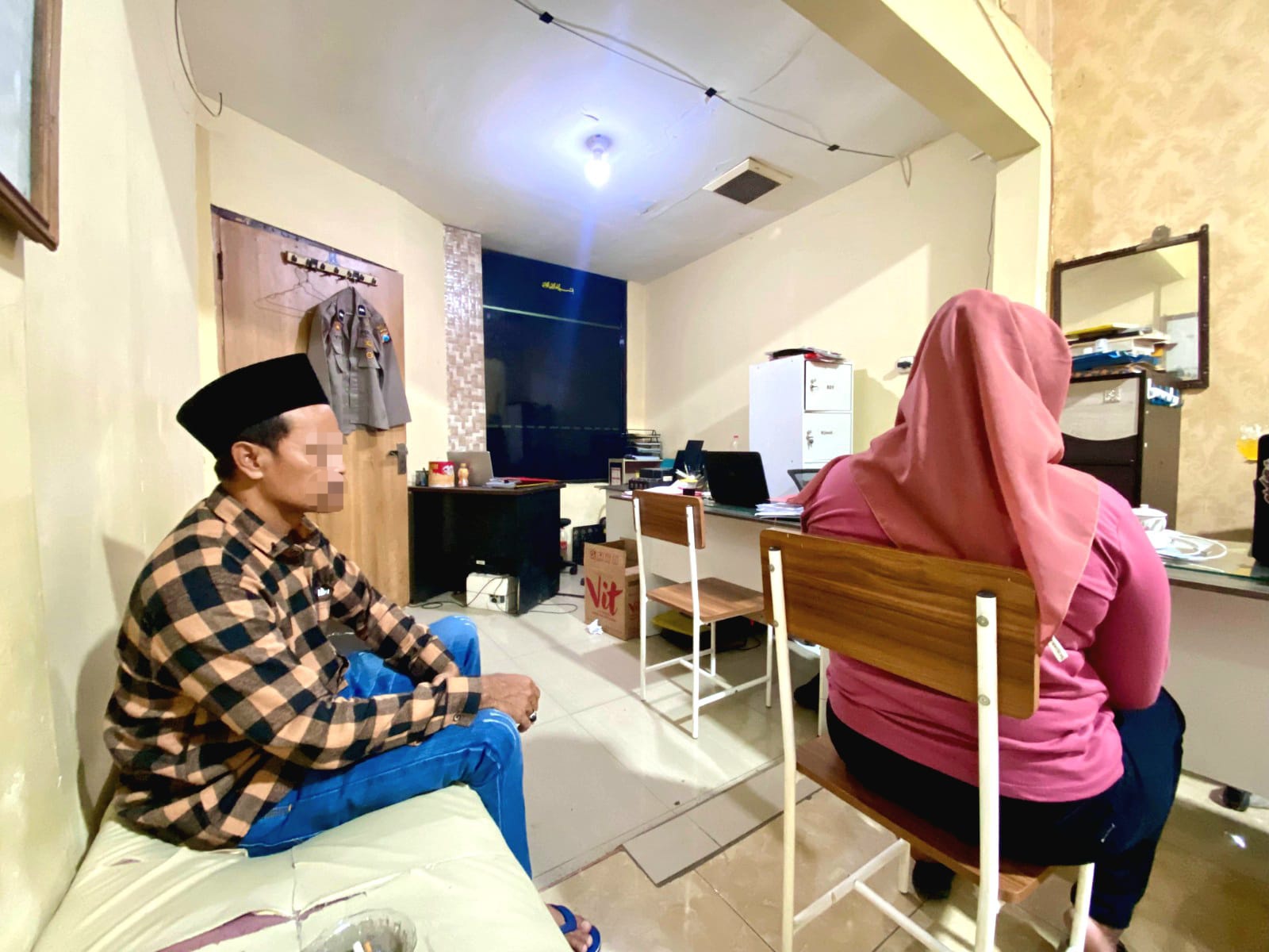 CARI KEADILAN: H ditemani saudara kandungnya, AA, saat melaporkan kasus dugaan penipuan di Polres Pamekasan, Selasa (15/4). (MOH. IQBAL AFGANI/JPRM)