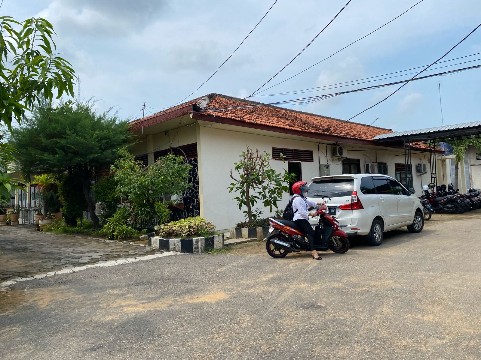 ABDI NEGARA: Salah seorang pegawai ASN melintas di kantor BKPSDM Pamekasan kemarin. (AYU LATIFAH/JPRM)