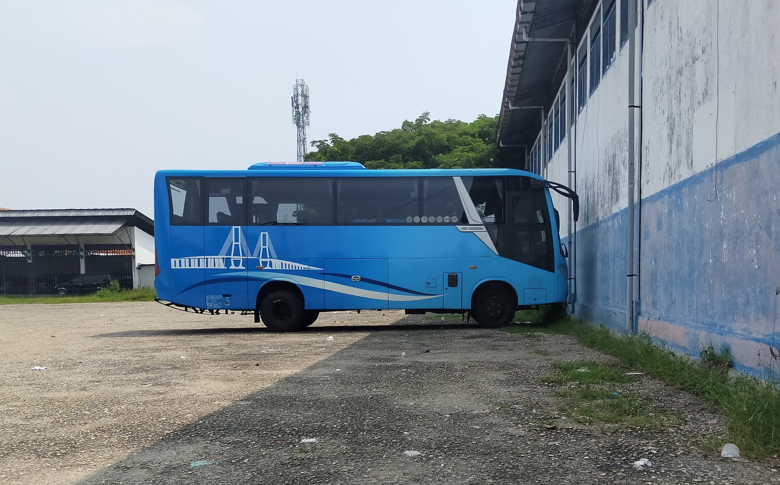 TAK DIOPERASIKAN: Bus Trans Bangkalan diparkir di kantor Dishub Bangkalan Rabu (16/4). (VIVIN AGUSTIN HARTONO/JPRM)