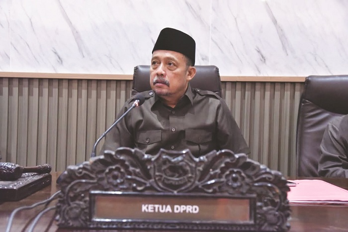 TEGAS: Ketua DPRD Sumenep Zainal Arifin ketika memimpin rapat paripurna di kantor dewan. (DPRD UNTUK JPRM)
