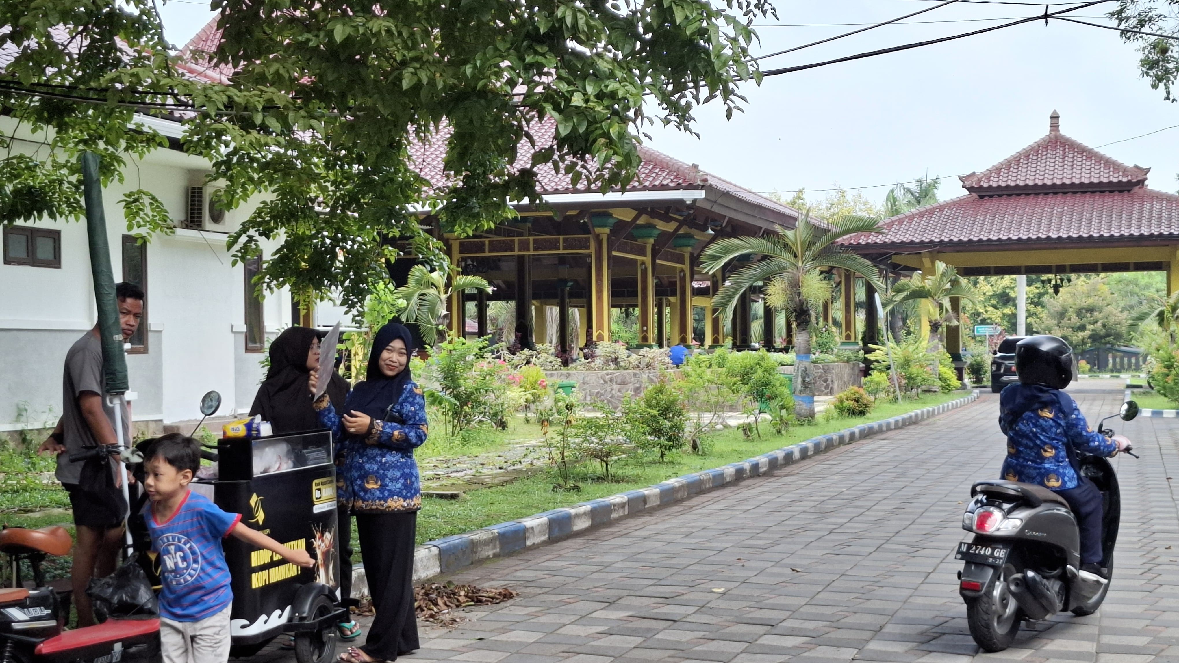 TES KOMPETENSI PPPK TAK JELAS: Pengawai di Pemkab Bangkalan berada di luar kantornya Kamis (17/4). (IMAMUDIN/JPRM)