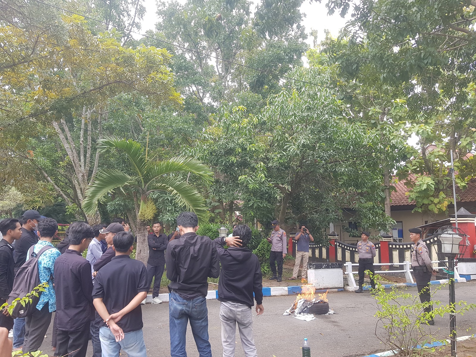 MARAK KASUS KRIMINAL: Massa aksi menyampaikan aspirasi di depan Mapolres Bangkalan Kamis (17/4). (ZEINAL ABIDIN/JPRM)