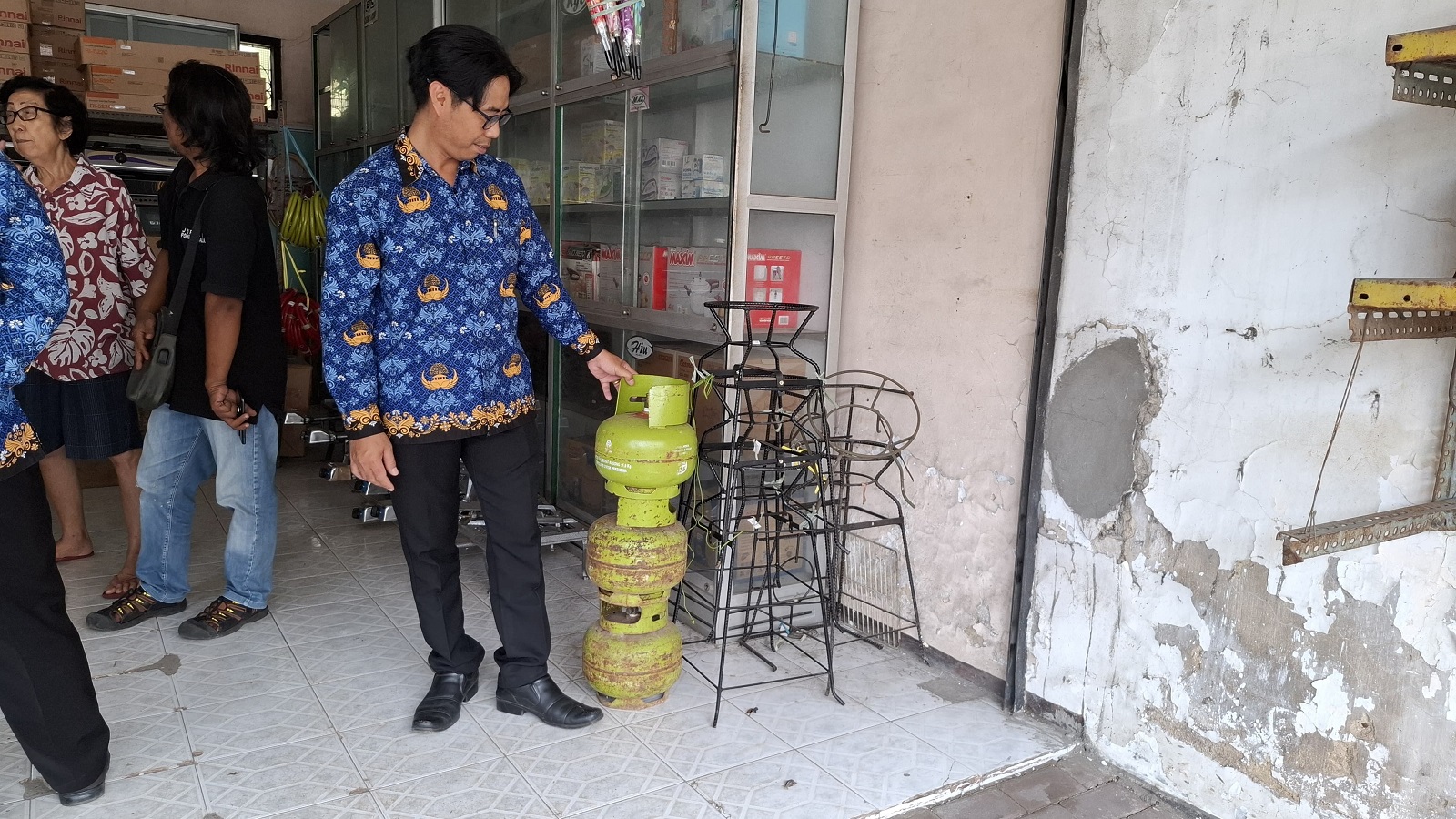KEHABISAN STOK: Pegawai Diskop Umdag Bangkalan memantau ketersediaan LPG 3 kilogram di Jalan Jokotole, Kamis (17/4). (IMAMUDIN/JPRM)