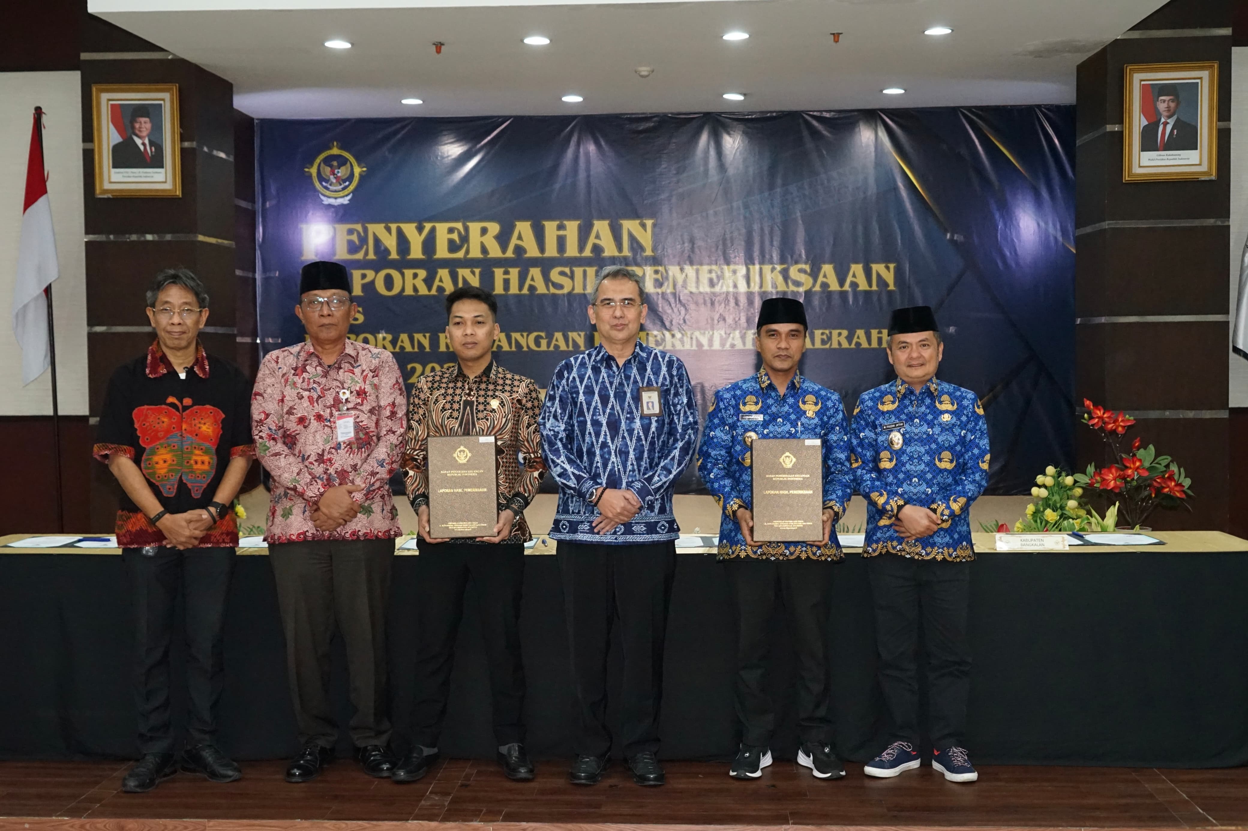 SOLID: Bupati Bangkalan Lukman Hakim didampingi Wabup Moch. Fauzan Ja&rsquo;far dan Ketua DPRD Dedy Yusuf berfoto bersama Kepala BPK Perwakilan Jatim Yuan Candra Djaisin. (PROKOPIM UNTUK JPRM)