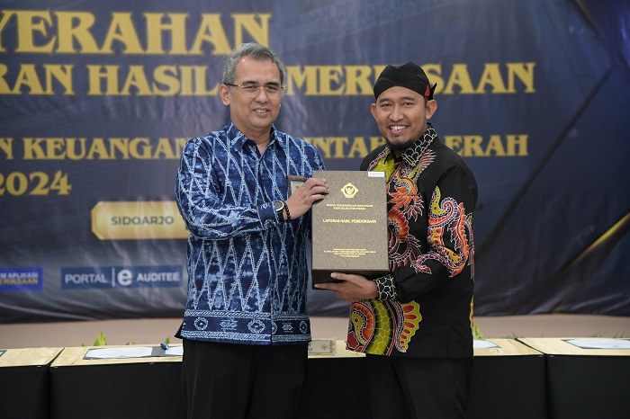 MEMBANGGAKAN: Bupati Sumenep Achmad Fauzi Wongsojudo menerima laporan hasil pemeriksaan BPK RI dari Kepala BPK Perwakilan Jatim Yuan Candra Djaisin di kantor BPK Perwakilan Jatim di Sidoarjo. (PROKOPI