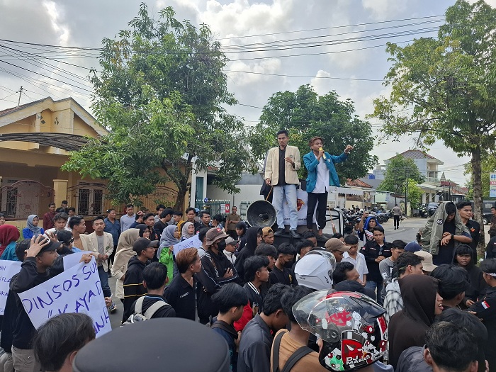 MEMANAS: Mahasiswa melakukan aksi bakar ban di depan kantor Dinsos P3A Sumenep, Kamis (17/4). (MOH. LATIF/JPRM)