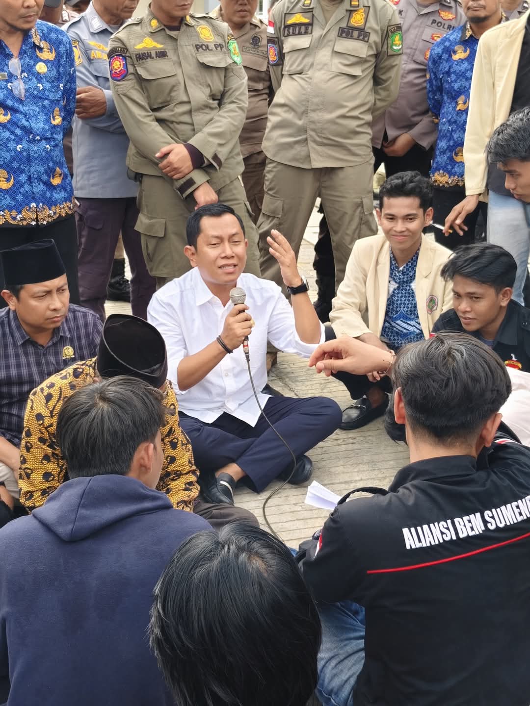 DIALOG: Ketua Komisi IV DPRD Sumenep Mulyadi (baju putih) menemui peserta aksi di kantor DPRD Sumenep, Kamis (17/4). (DPRD UNTUK JPRM)