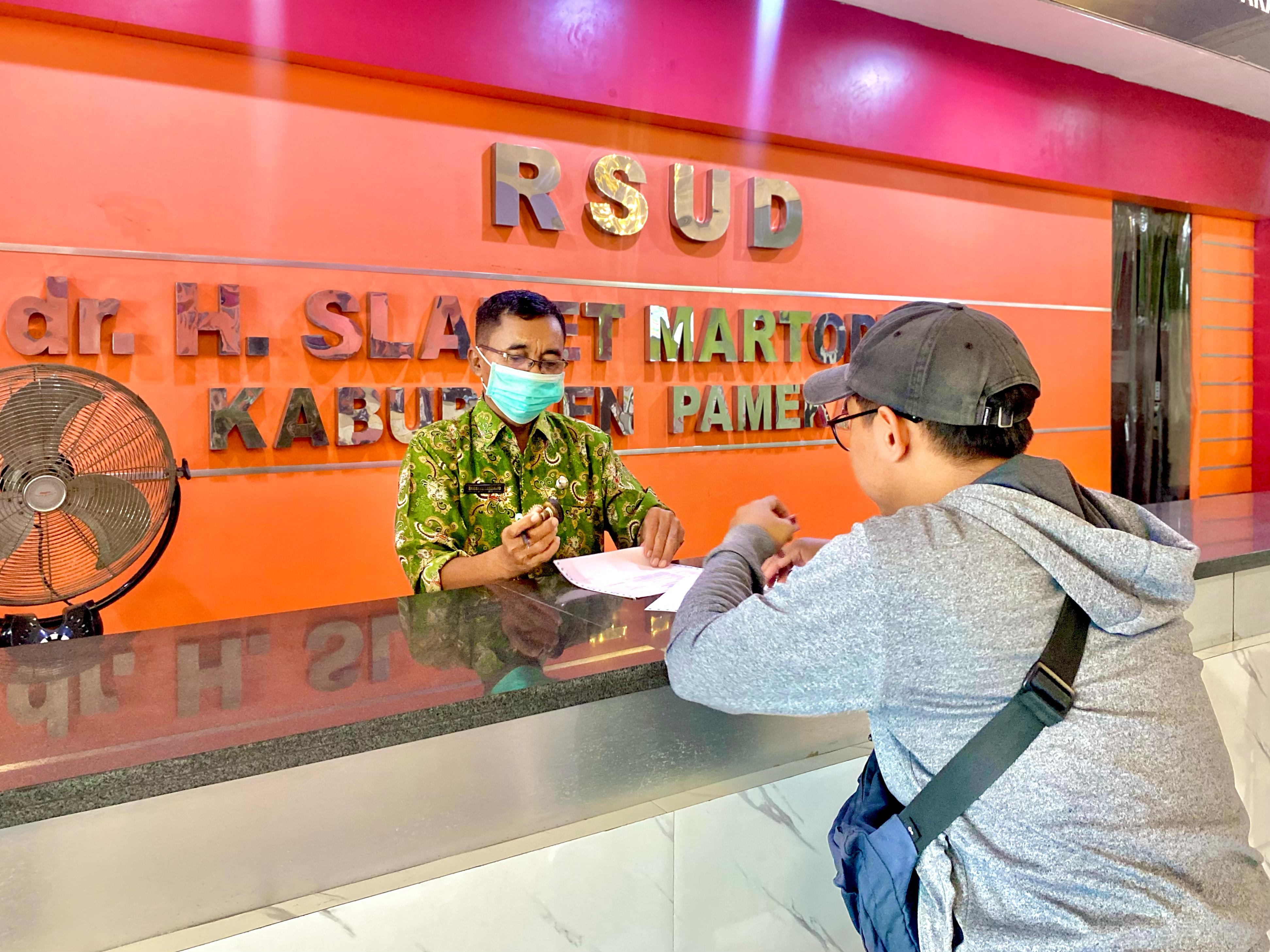 LAYANAN NORMAL: Petugas menerima berkas dari salah seorang pengunjung RSUD Smart Pamekasan, Kamis (18/4). (FAHMI JALIL/JPRM)