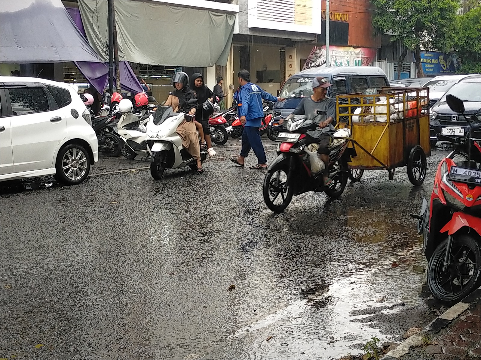 TERAPKAN PARKIR BERLANGGANAN: Jukir mengawal pengendara di Jalan Panglima Sudirman, Bangkalan, Senin (7/4). (VIVIN AGUSTIN HARTONO/JPRM)