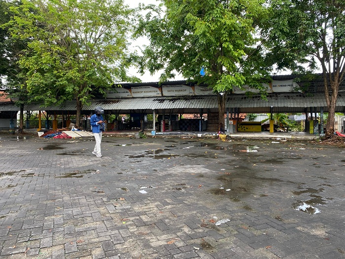 GERIMIS: warga berada di sekitar 28 kios pedagang eks stasiun PJAK Pamekasan sisi atas selatan, Kamis (17/4). (MOH. IQBAL AFGANI/JPRM)