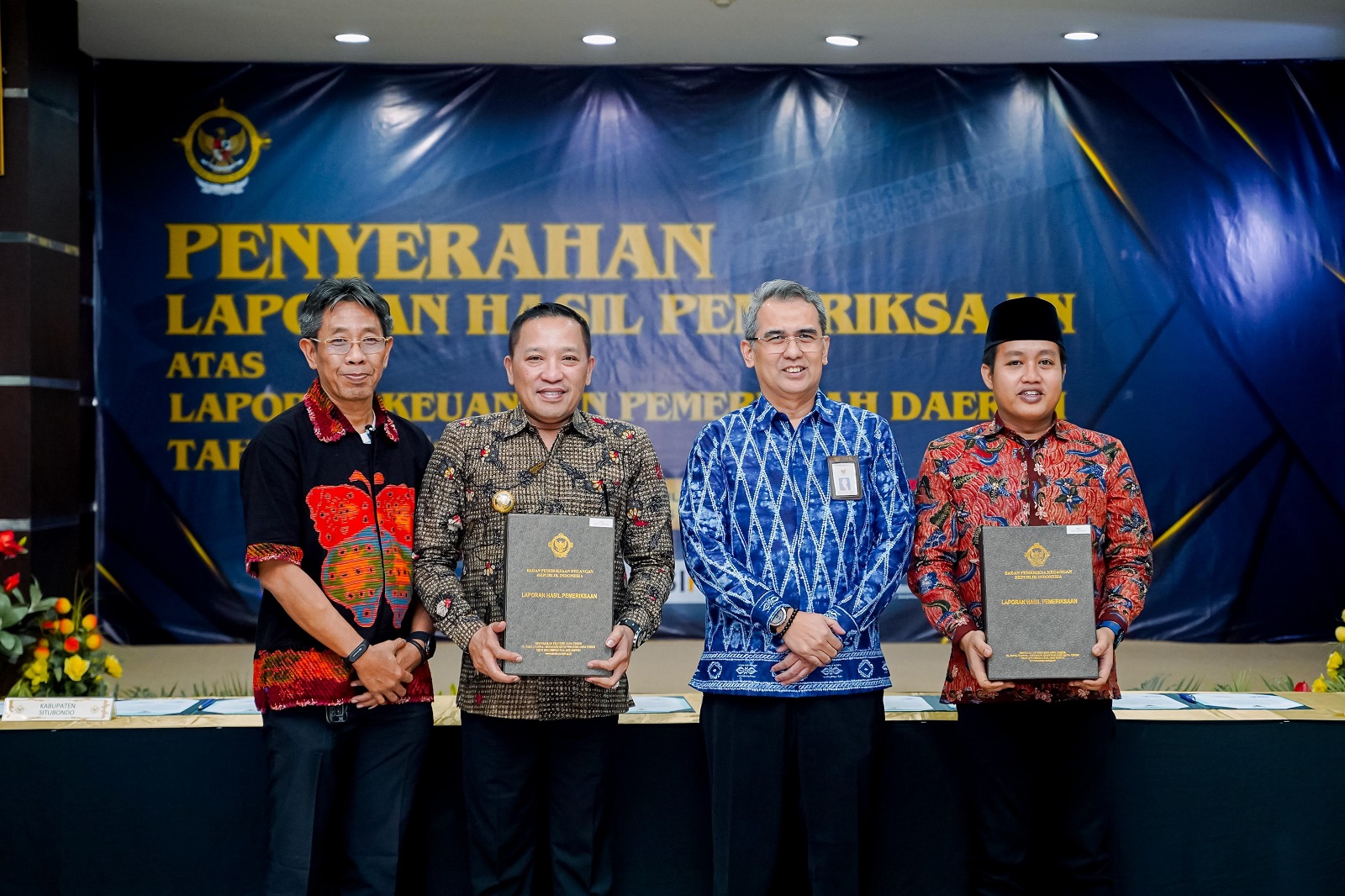 PRESTASI: Bupati Sampang (dua dari kiri) dan Ketua DPRD Sampang (kanan) dalam acara penyerahan laporan hasil pemeriksaan laporan keuangan pemerintah daerah di kantor BPK Perwakilan Jatim Kamis (17/4).