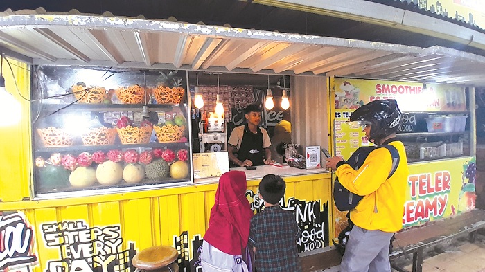 LARIS MANIS: Pelanggan memesan minuman jus buah di outlet Ach. Taufiqurrahman, Jalan Kabupaten, Pamekasan, Kamis (17/4). (M. KHOLIL RAMLI/JPRM)