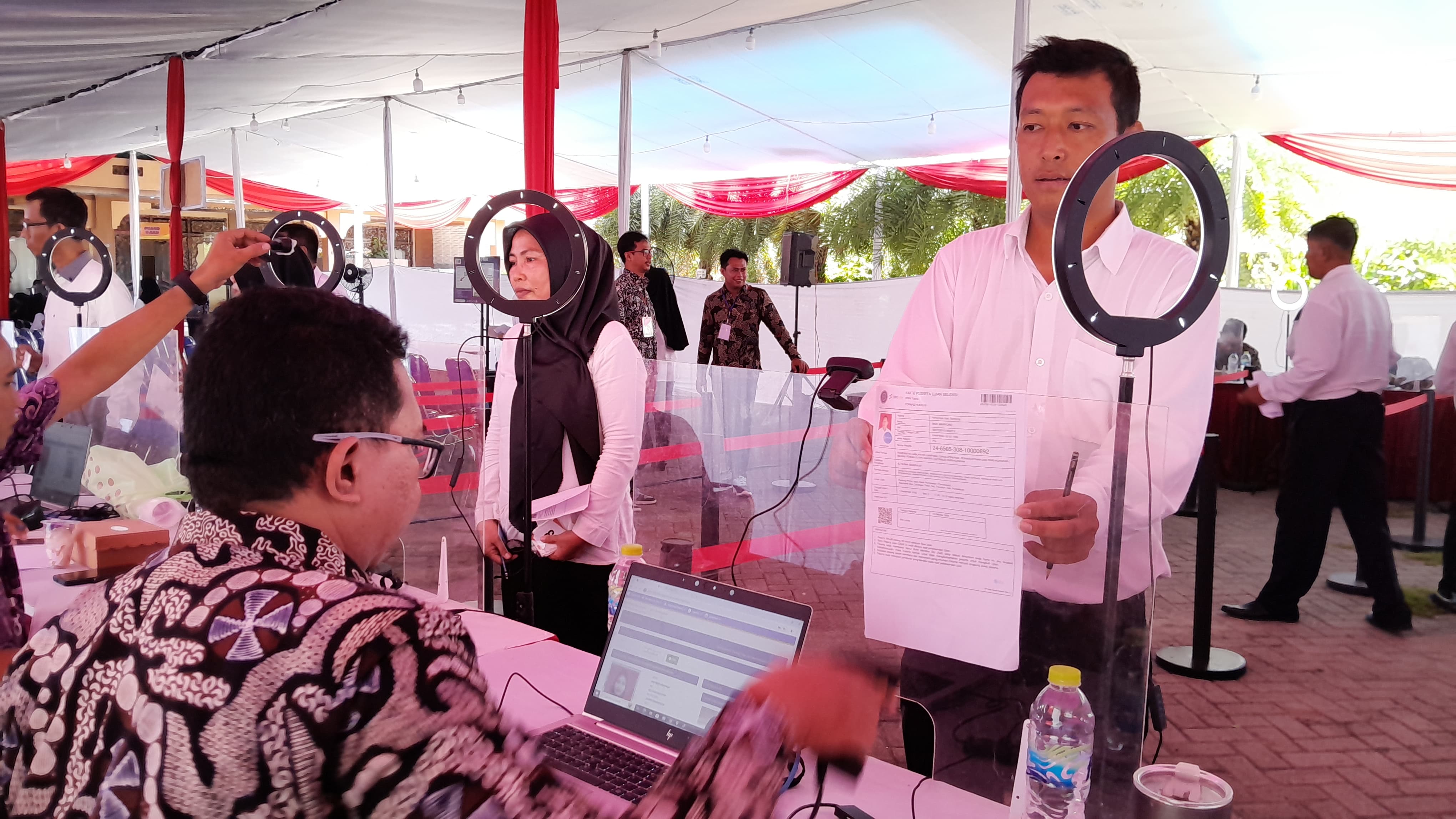 BERGILIRAN: Peserta tes kompetensi PPPK 2024 tahap satu melakukan rekam identitas sebelum masuk ruangan, Selasa (3/12/2024). (KHOLIL RAMLI/JPRM)  &nbsp;