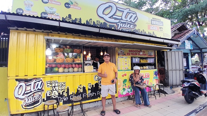 RINTIS DARI NOL: Ach. Taufiqurrahman, mengontrol salah satu outlet usahanya di jalan Kabupaten, Pamekasan, Kamis (17/4). (M. KHOLIL RAMLI/JPRM)