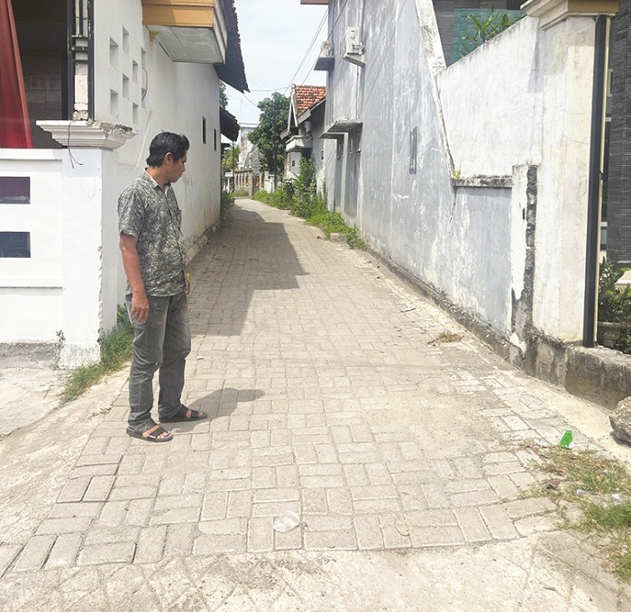 TUNTAS: Pemdes Aeng Sareh mengecek hasil pembangunan pavingisasi yang dikerjakan pada 2024. (PEMDES AENG SAREH UNTUK JPRM)