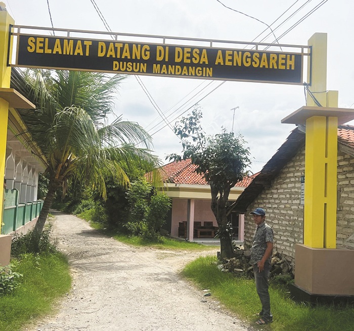 KOKOH: Warga berada di sekitar gapura selamat datang Desa Aeng Sareh, Sampang. (PEMDES AENG SAREH UNTUK JPRM)