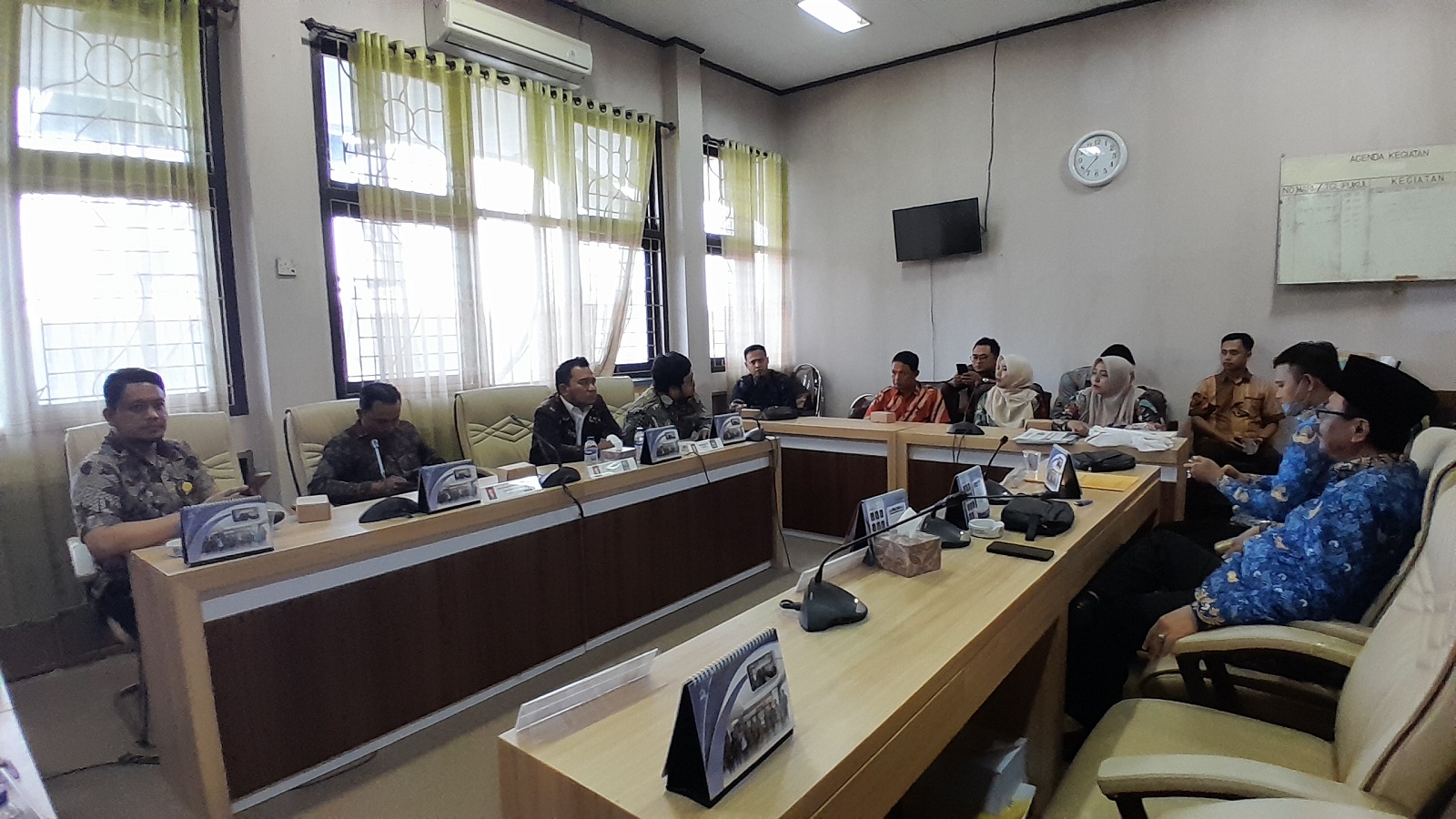 NASIB RATUSAN TENAGA HONORER: BKPSDM Pamekasan menerima audiensi Forum Komunikasi Honorer Nakes dan Non Nakes (FKHN) Pamekasan di ruang Komisi IV DPRD, Kamis (17/4). (M. KHOLIL RAMLI/JPRM)