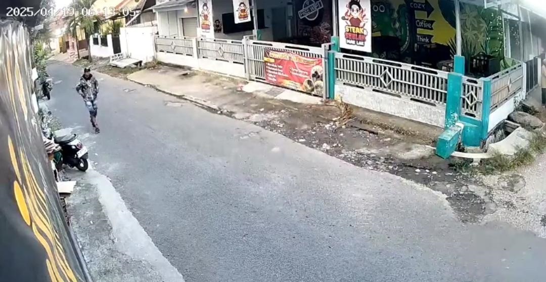 PELAKU KRIMINAL: Seorang pria terekam CCTV melakukan curanmor di Jalan Jeruk Raya, Desa Banyuajuh, Kecamatan Kamal, Bangkalan, Sabtu (19/4). (TANGKAP LAYAR)