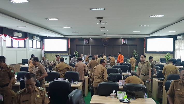 DIGELAR TERTUTUP: SKPD Pemkab Pamekasan keluar seusai mengikuti pembahasan LKPj bupati 2024 bersama pansus DPRD, Senin (21/4). (KHOLIL RAMLI/JPRM)