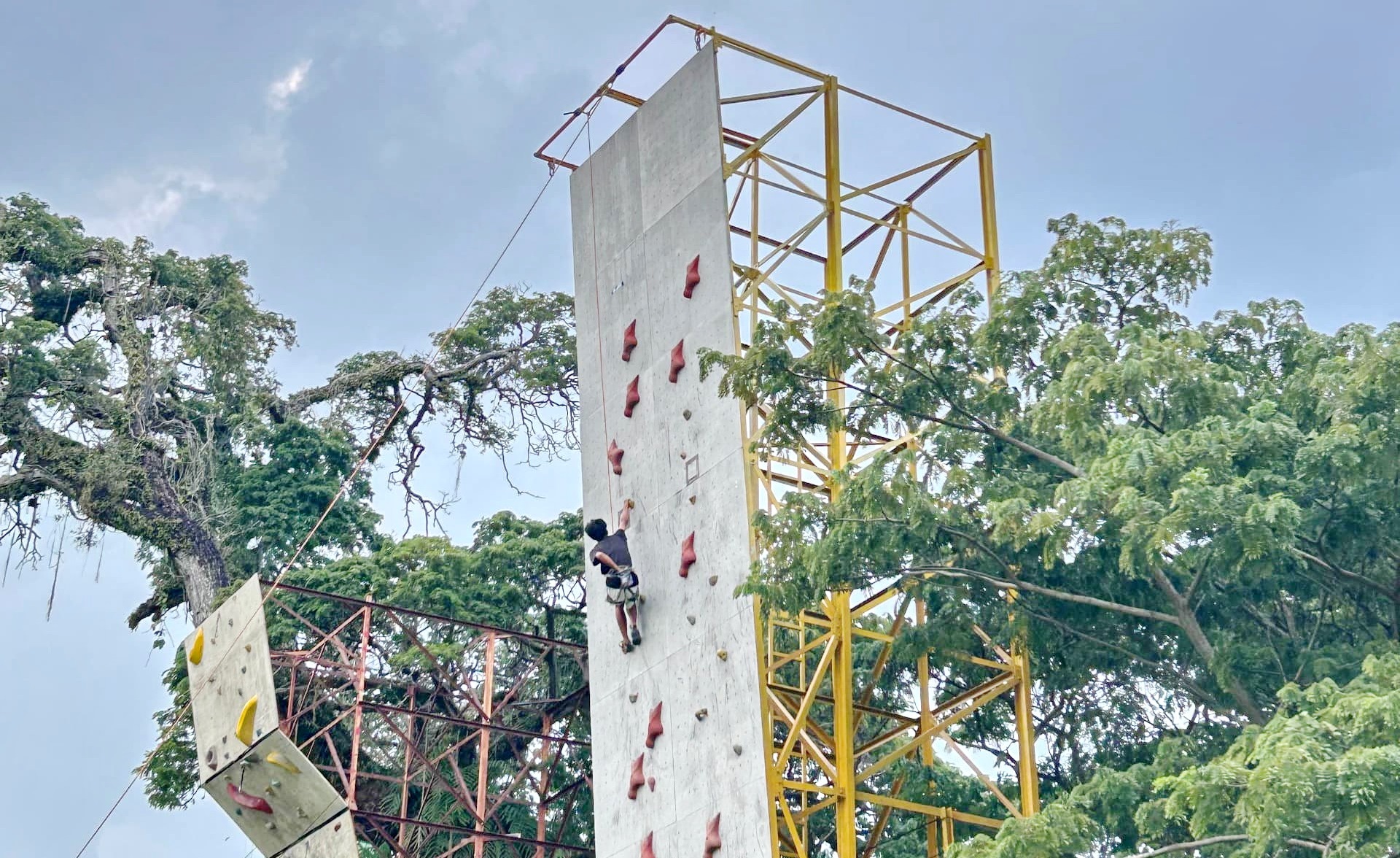 MATANGKAN PERSIAPAN PORPROV: Atlet FPTI mengikuti latihan di Alun-Alun Bangkalan, Sabtu (12/4). (VIVIN AGUSTIN HARTONO/JPRM)