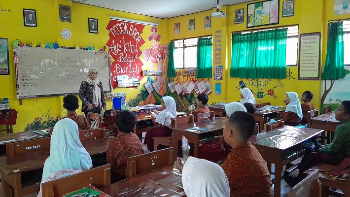 MENDIDIK: Guru SDN Jungcangcang 1 Pamekasan Evi Yulistira melangsungkan proses belajar-mengajar di ruang kelas, Kamis (13/2).