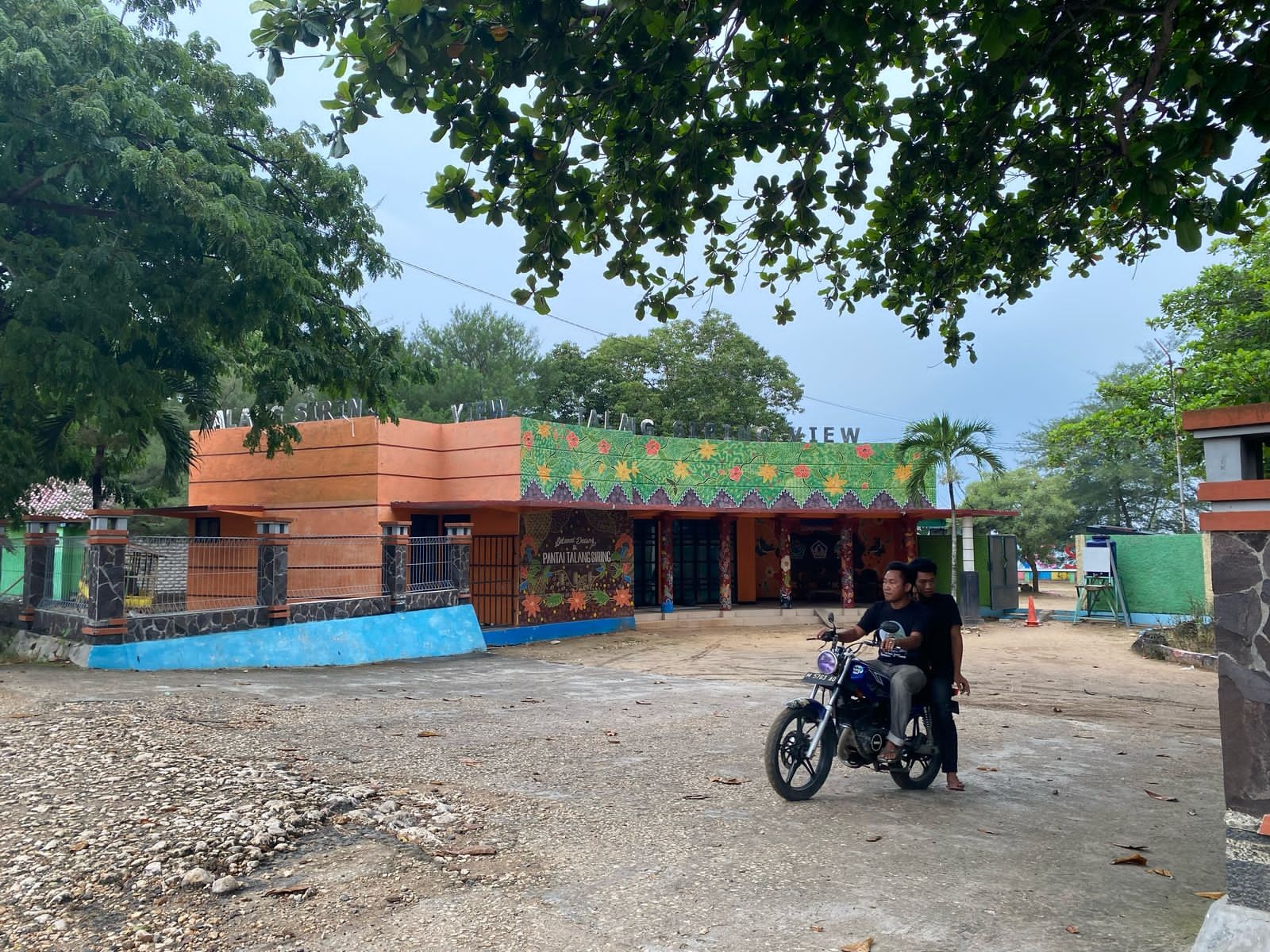 SEPI: Pengunjung keluar dari wisata Pantai Talang Siring, Pamekasan, Sabtu (19/4). (KHOLIL RAMLI/JPRM)