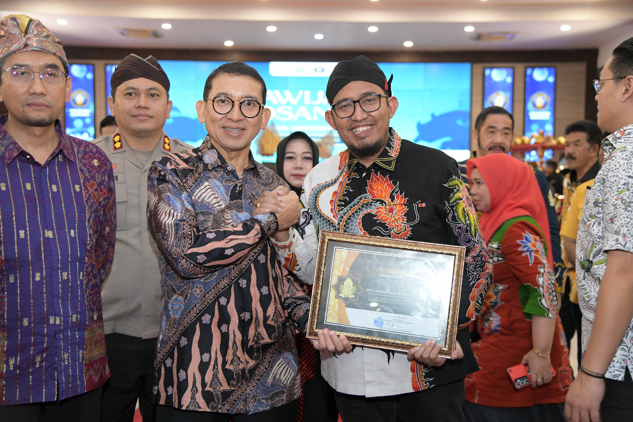 MEMBANGGAKAN: Bupati Sumenep Achmad Fauzi Wongsojudo menerima penghargaan dari SNKI sebagai tokoh inspiratif yang diserahkan oleh Menteri Kebudayaan RI Fadli Zon di Universitas Brawijaya Malang.