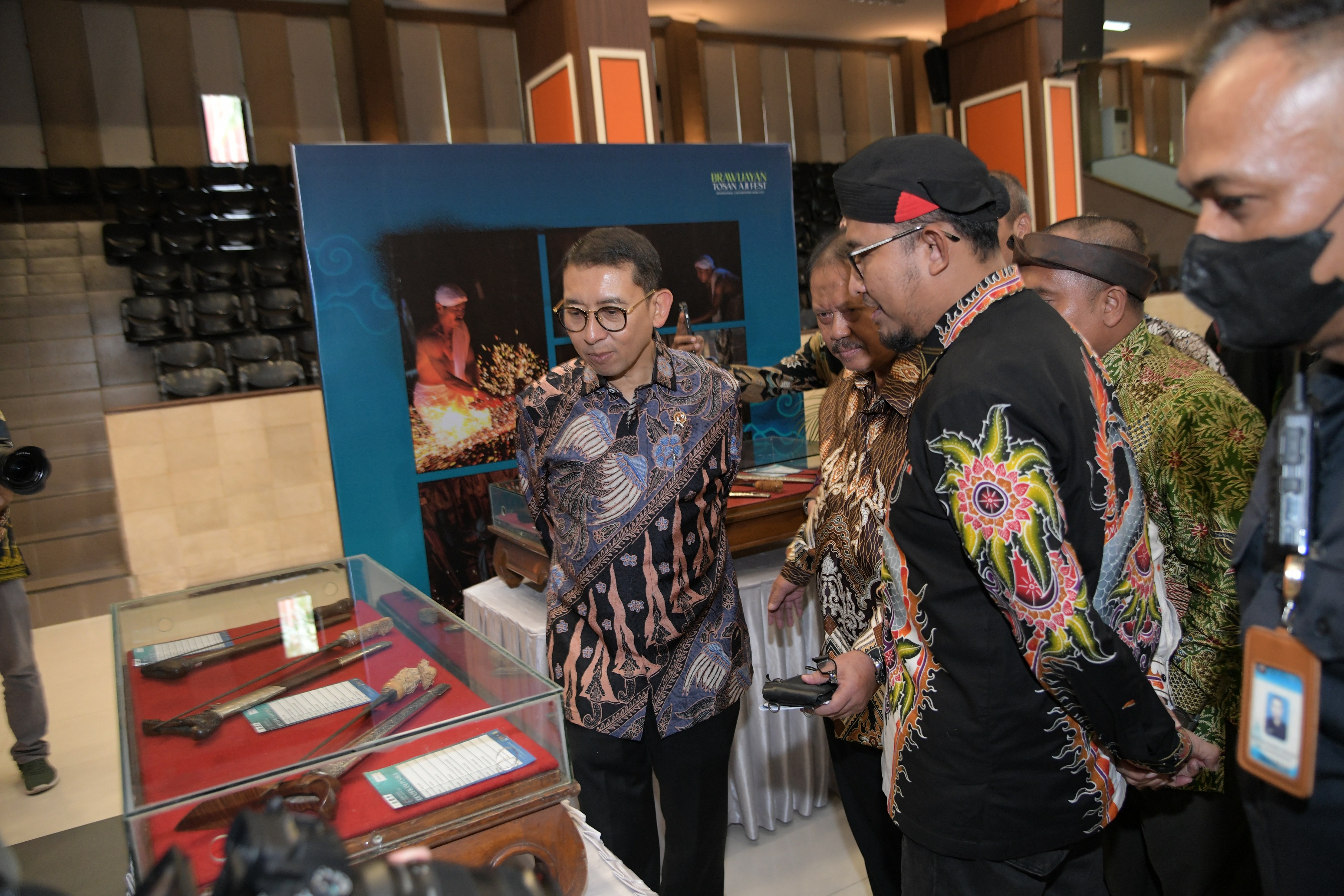 AKRAB: Bupati Sumenep Achmad Fauzi Wongsojudo bersama Menteri Kebudayaan RI Fadli Zon (kiri) melihat keris usai acara penyerahan penghargaan dari SNKI di Universitas Brawijaya Malang, Sabtu (19/4).