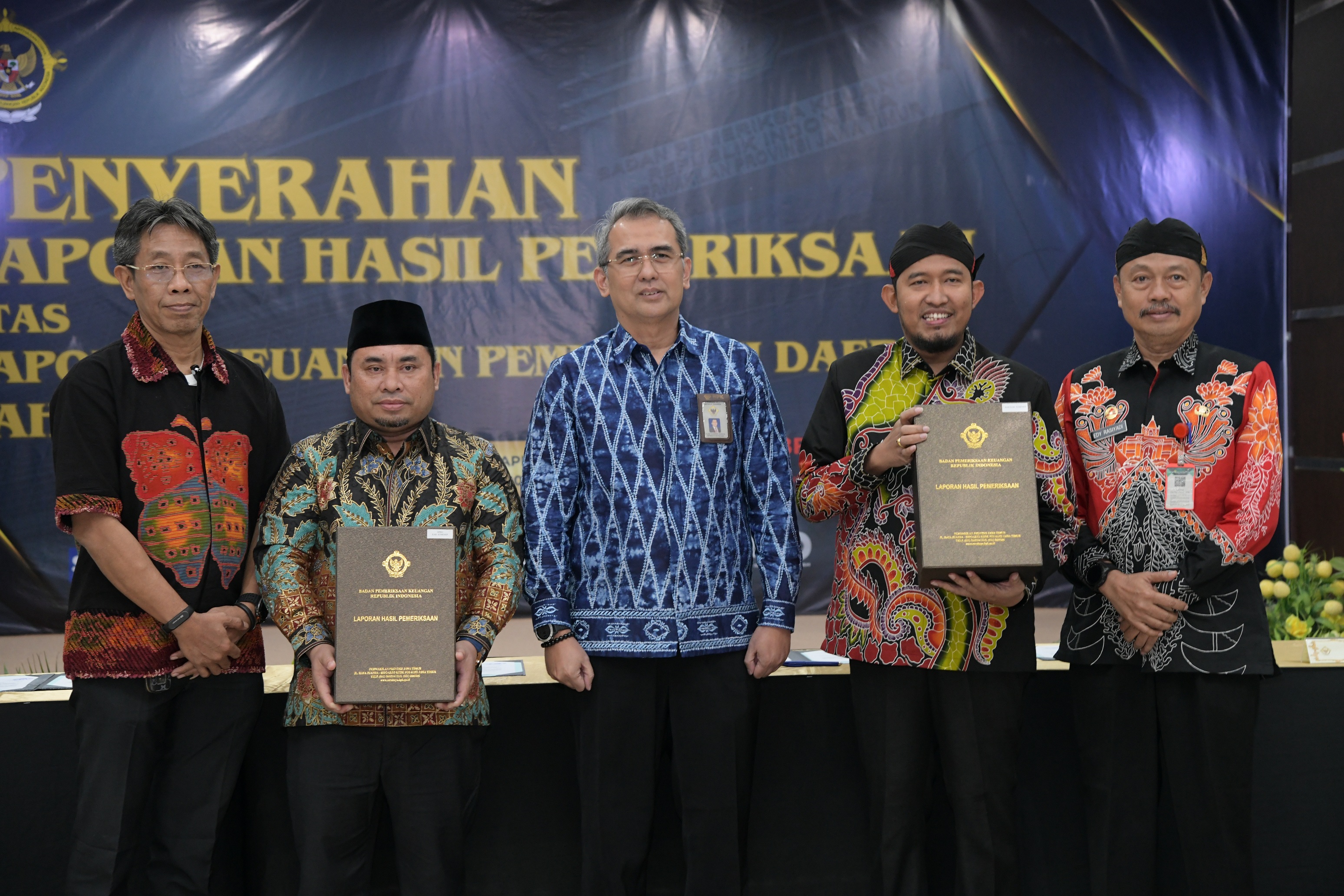 BERSINERGI: Kabid Pemeriksaan BPK Jatim Agvita W., Wakil Ketua DPRD Sumenep M. Syukri, Kepala BPK Jatim Yuan C.D., Bupati Achmad Fauzi, Sekkab Edy Rasiyadi berfoto bersama saat penyerahan LHP BPK RI.