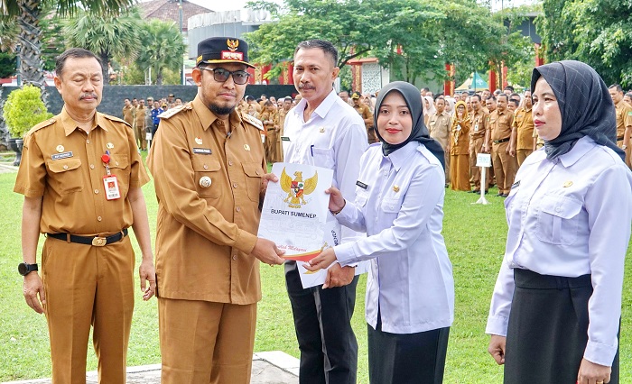 SERAHKAN LANGSUNG: Bupati Sumenep Achmad Fauzi Wongsojudo menyerahkan SK Bupati kepada PPPK dan CPNS di halaman kantor Pemkab Sumenep di Desa Kolor, Kecamatan Kota, Senin (21/4).