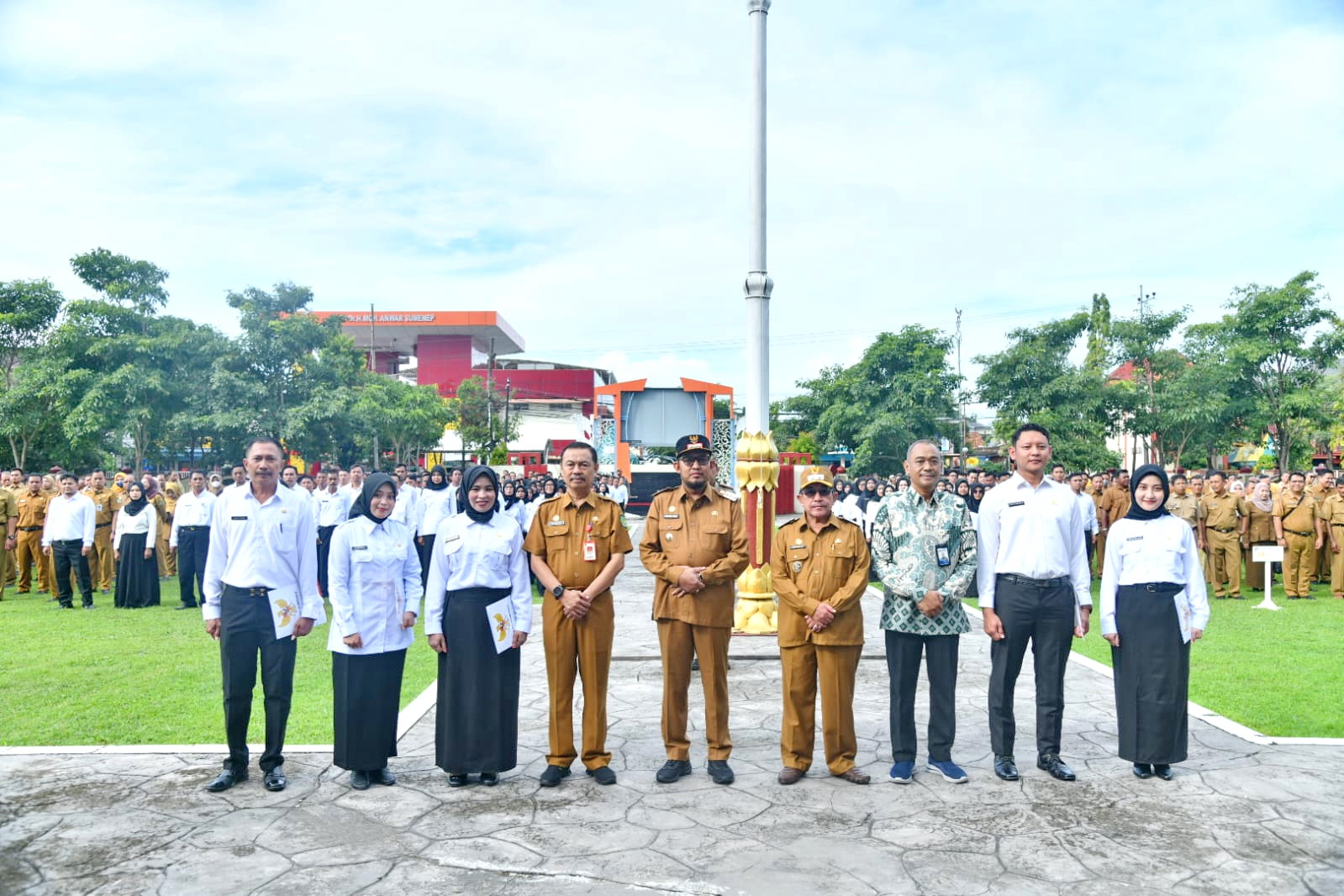 SOLID: Bupati Sumenep Achmad Fauzi Wongsojudo foto bersama Wabup Imam Hasyim, Sekkab Edy Rasiyadi dan jajaran lainnya setelah menyerahkan SK Bupati kepada PPPK dan CPNS yang lolos seleksi.