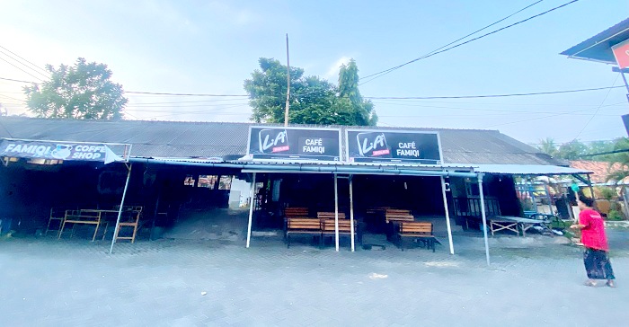DIMODIFIKASI: Ketua DPD APKLI Pamekasan Nur Faisal menunjukkan salah satu kios yang telah dibongkar, Rabu (16/4). (MOH. IQBAL AFGANI/JPRM)