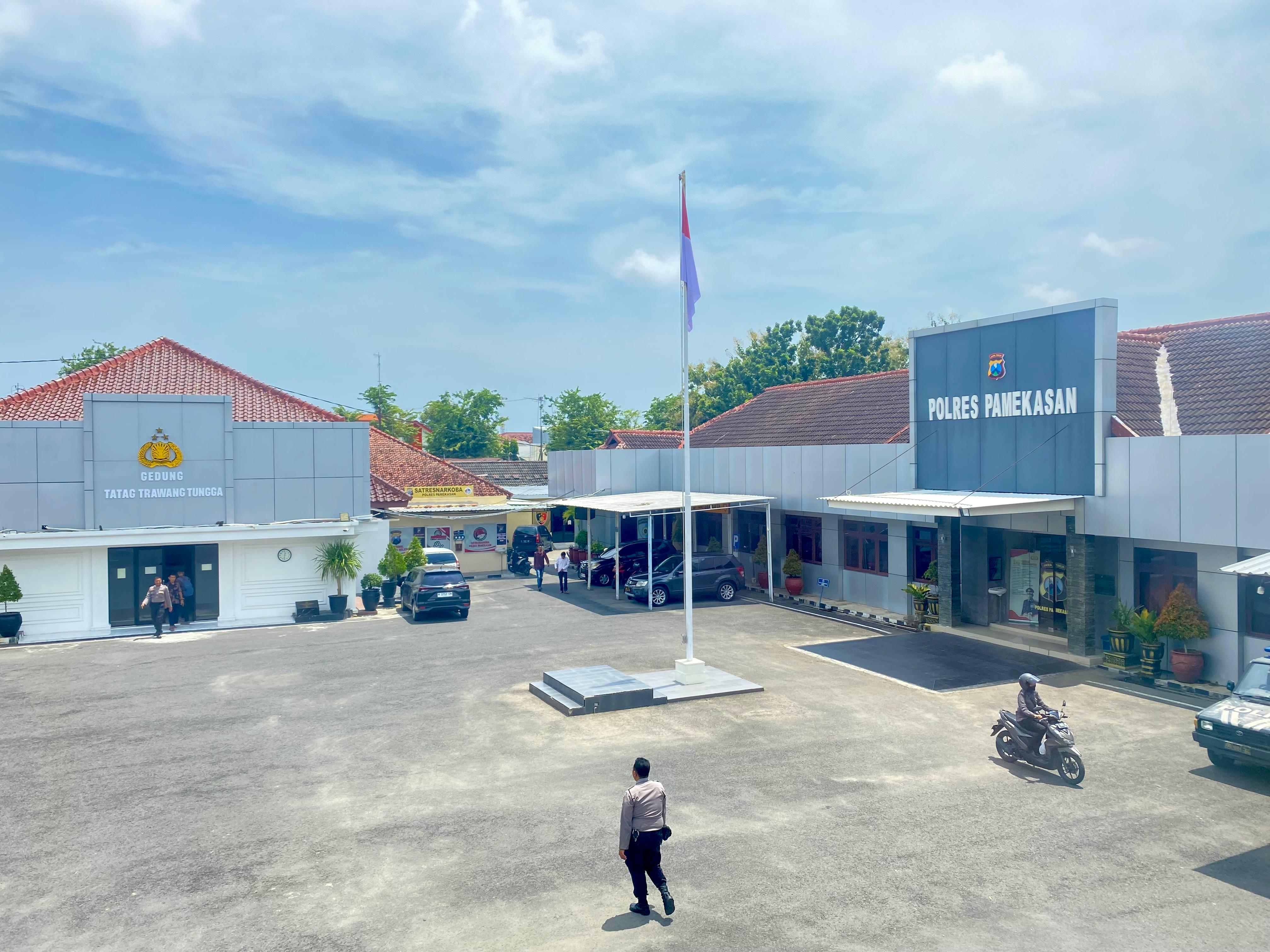 SUASANA NORMAL: Polisi berada di halaman Polres Pamekasan, Rabu (5/3). (MOH. IQBAL AFGANI/JPRM)