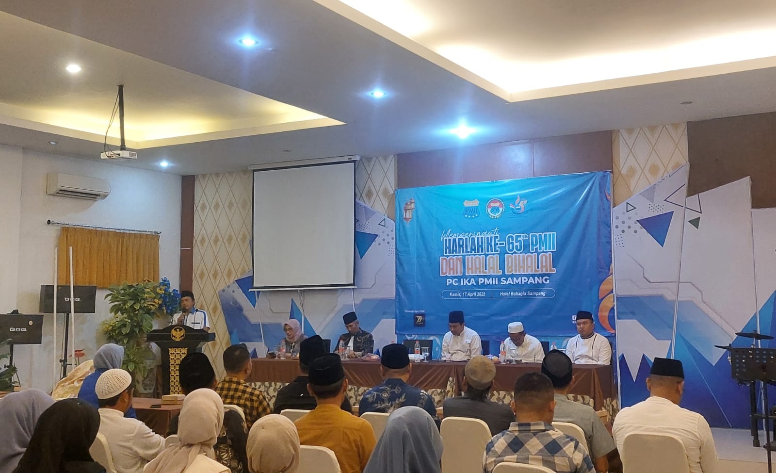 SOLID: Ketua IKA-PMII Sampang Tamsul menyampaikan sambutan saat halalbihalal di Hotel Bahagia, Kota Sampang, Kamis (17/4) malam. (JUNAIDI PONDIYANTO/JPRM)