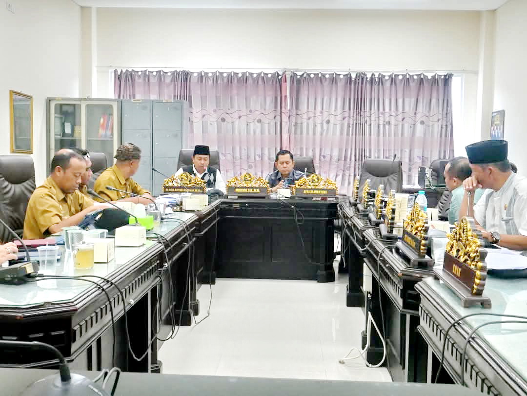 FOKUS: Anggota Komisi IV DPRD Sumenep saat menggelar rapat dengan Disbudporapar Sumenep di ruang komisi, Senin (21/4). (DPRD UNTUK JPRM)