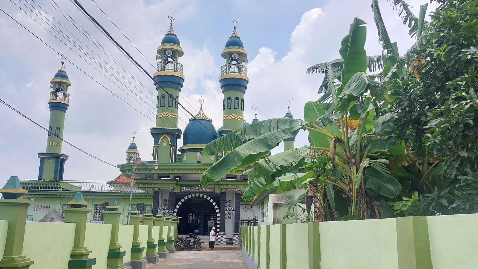 RINDANG: Warga berada di depan Masjid Madegan di Kelurahan Polagan, Kecamatan Sampang, Jumat (28/3). (JUNAIDI PONDIYANTO/JPRM)