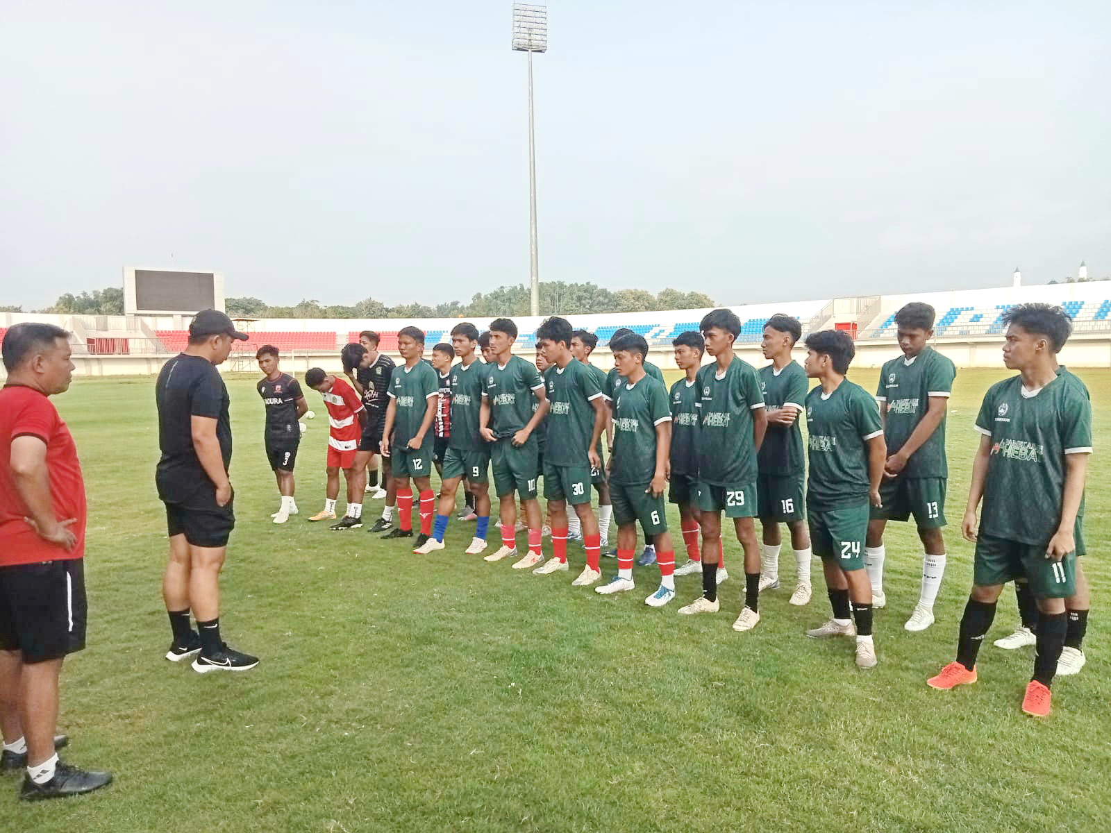BERLATIH: Pelatih Askab PSSI Pamekasan Ibnu Jainur Rahman memberikan arahan kepada pemain saat berlatih di SGMRP Pamekasan, Selasa (15/4). (ASKAB PSSI UNTUK JPRM)
